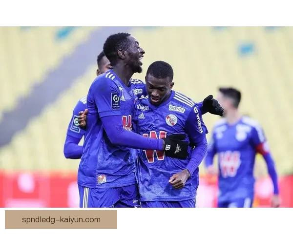 拉波尔特在本赛季表现稳健，逐渐显现出强大的防守能力和出色的传球技巧