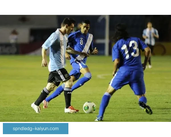 智利队中场组织表现稳健，有效提升球队整体竞争力